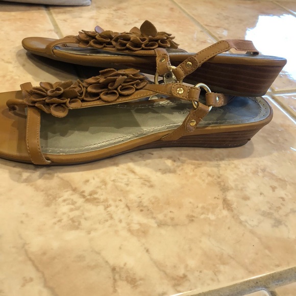 Adrienne Vitadini sandals tan - Picture 2 of 6